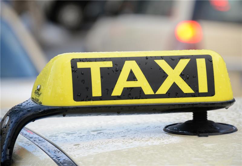 Sieben Euro Aufschlag für Taxifahrt: Werden Rollstuhlfahrer im Kreis Rotenburg diskriminiert? Symbolfoto. Daniel Bockwoldt/dpa