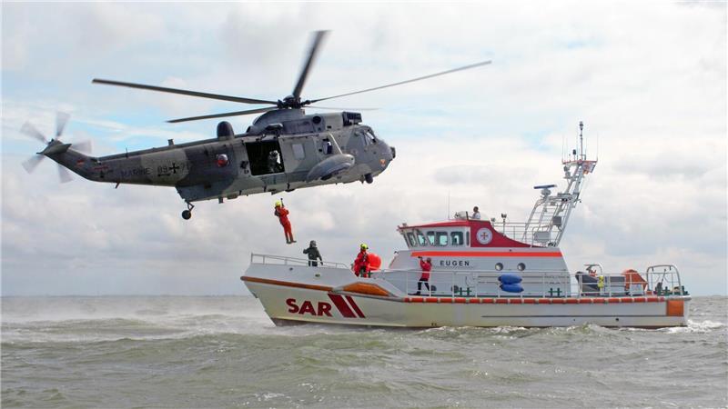 Symbolfoto: Ein SAR-Hubschrauber der Deutschen Marine im gemeinsamen Einsatz mit den Seenotrettern.
