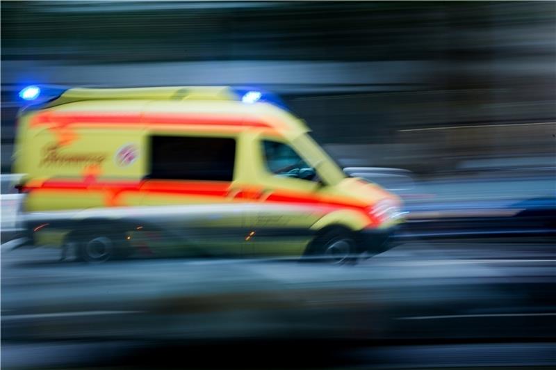 Gruppe junger Leute greift Sanitäter in Buxtehude an Symbolfoto: dpa