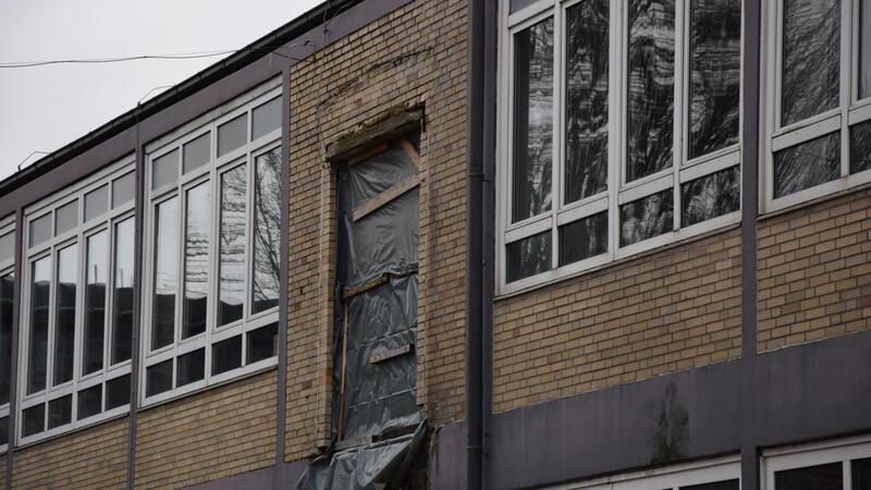 Schimmel, Elternproteste, viele Kinder: Schulen sorgen für Zündstoff in Buxtehude Symbolisch für die Baumisere an großen Buxtehuder Schulen: Im Altbau an der Halepaghen-Schule klafft an einem früheren Übergang zwischen den Gebäuden ein provisorisch abgedichtetes Loch.