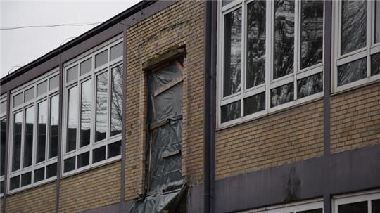 Symbolisch für die Baumisere an großen Buxtehuder Schulen: Im Altbau an der Halepaghen-Schule klafft an einem früheren Übergang zwischen den Gebäuden ein provisorisch abgedichtetes Loch.