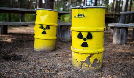 Symbolische Atommüllfässer stehen unweit vom ehemaligen Erkundungsbergwerk Gorleben im Wald. 90 Gebiete in Deutschland haben nach Erkenntnissen der Bundesgesellschaft für Endlagerung günstige geologische Voraussetzungen für ein Atommüll-Endlager (Symbolbild).  Foto: Philipp Schulze/dpa