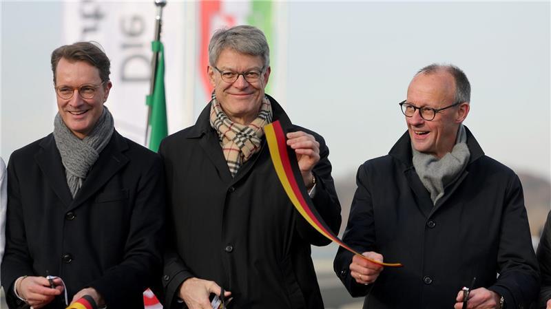 Symbolische Freigabe: NRW-Ministerpräsident Hendrik Wüst, Bundesverkehrsminister Patrick Schnieder und Bundeskanzler Friedrich Merz auf der Rahmedetalbrücke.