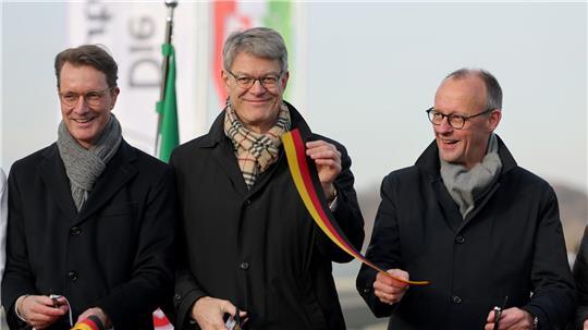 Symbolische Freigabe: NRW-Ministerpräsident Hendrik Wüst, Bundesverkehrsminister Patrick Schnieder und Bundeskanzler Friedrich Merz auf der Rahmedetalbrücke.