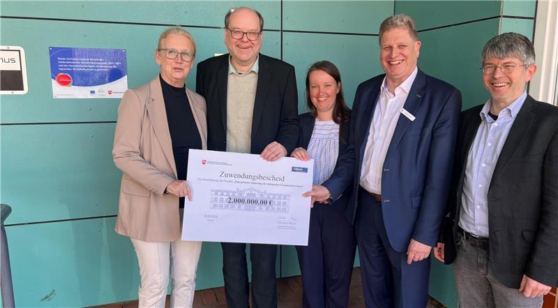 Symbolische Scheckübergabe (von links): Bürgermeisterin Daniela Oswald, Minister Christian Meyer, Landtagsabgeordnete Corinna Lange, Stadtrat Carsten Brokelmann und Schulleiter Jörg Moser-Kollenda.