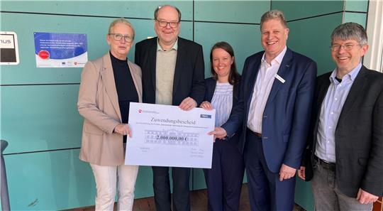 Symbolische Scheckübergabe (von links): Bürgermeisterin Daniela Oswald, Minister Christian Meyer, Landtagsabgeordnete Corinna Lange, Stadtrat Carsten Brokelmann und Schulleiter Jörg Moser-Kollenda.