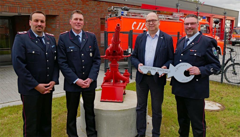 Symbolische Schlüsselübergabe für das neue Feuerwehrhaus in Bützfleth an der his...