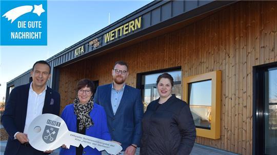 Symbolische Schlüsselübergabe (von links): HBI-Geschäftsführer Sven Geertz, Bürgermeisterin Katja Oldenburg-Schmidt, Kita-Leiter Sven Schlich-
ting und die stellvertretende Kita-Leiterin Janet Hüsgen vor dem Kita-Neubau Hinter der Wettern.