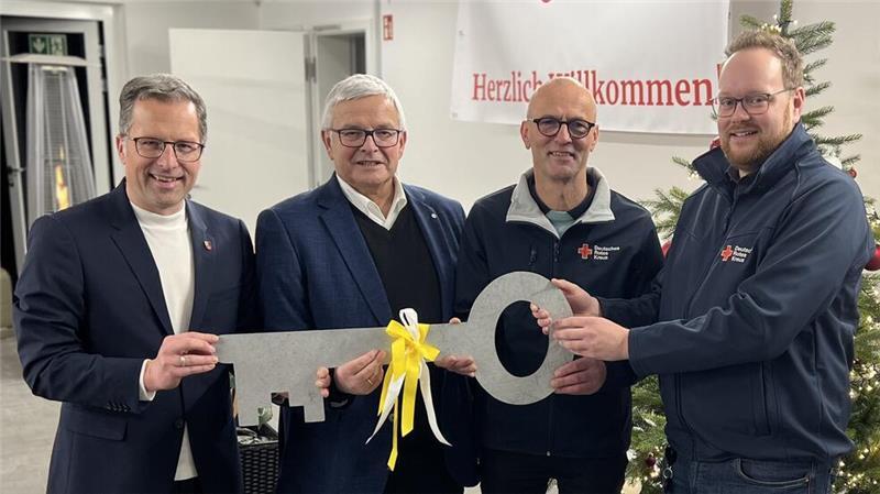 Dienstbeginn mit Schlüsselübergabe: Neue Rettungswache in Harsefeld Symbolische Schlüsselübergabe (von links) in Harsefeld: Landrat Kai Seefried, DRK-Präsident Michael Roesberg, Wachenleiter Bernd Tiedemann und Stellvertreter Niklas Wernicke.