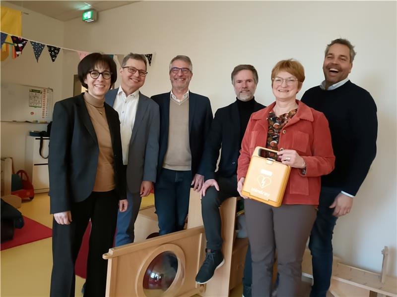 Symbolische Übergabe eines lebensrettenden Geräts (von links): Astrid Knipping von der Sparkasse Stade – Altes Land, Dr. Sebastian Philipp, 1. Vorsitzender des Vereins „Mein Herz in Stade“, Dirk Kraska, Erster Stadtrat der Hansestadt, Niko 