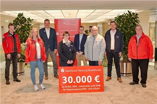 Symbolischer Scheck in Harburg übergeben (von links): Lennart Jürgens (Zugtruppenführer Johanniter Regionalverband Harburg), Britta Sahr (Dienststellenleiterin Johanniter Ortsgruppe Stade), Andreas Sommer (Vorstandsvorsitzender Sparkasse Ha