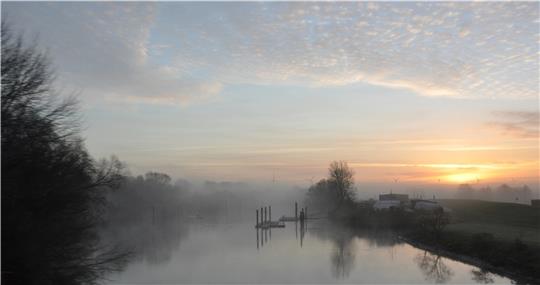 Symbolischer Sonnenaufgang über der Süderelbe in Hamburg. Die Alte Süderelbe hingegen ist ein Altarm der Elbe zwischen Finkenwerder und Francop und ist nach der Alster der zweitgrößte See auf Hamburger Stadtgebiet. Foto: Matthias Benirschke