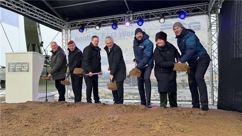 Symbolischer erster Spatenstich für das FFG-Werk.