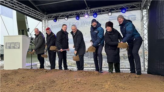 Symbolischer erster Spatenstich für das FFG-Werk.