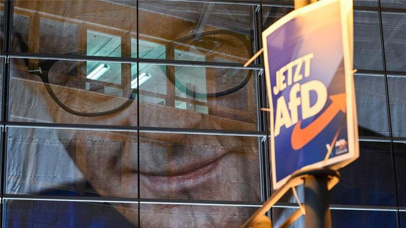Rechtsruck in Stader Dörfern – Wo CDU und AfD dominieren Symbolträchtig: Bald-Kanzler Friedrich Merz grüßt vor einem AfD-Wahlplakat von einer Plane.