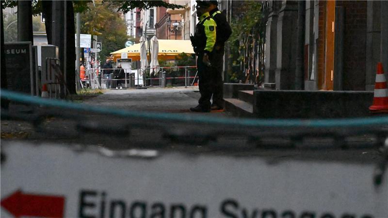 Synagogen in Deutschland sind wegen drohender Gewalt oft schwer geschützt und bewacht. (Archivbild)