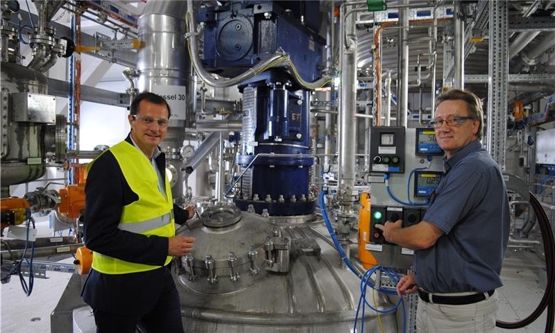 Synthopol Chemie investiert weiter in Buxtehude Synthopol Chemie-Produktionsleiter Lars Arnold erklärt dem Stader Bundestagsabgeordneten Oliver Grundmann (CDU; links) die neue Produktionsanlage in Halle 16; der Christdemokrat ist Jurist und Chemielaborant. Foto Vasel