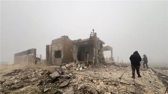 Syrer blicken auf eine verlassene medizinische Einrichtung, die nach Angaben der freiwilligen Rettungsorganisation White Helmets am späten Montagabend von iranischen Raketen getroffen wurde.