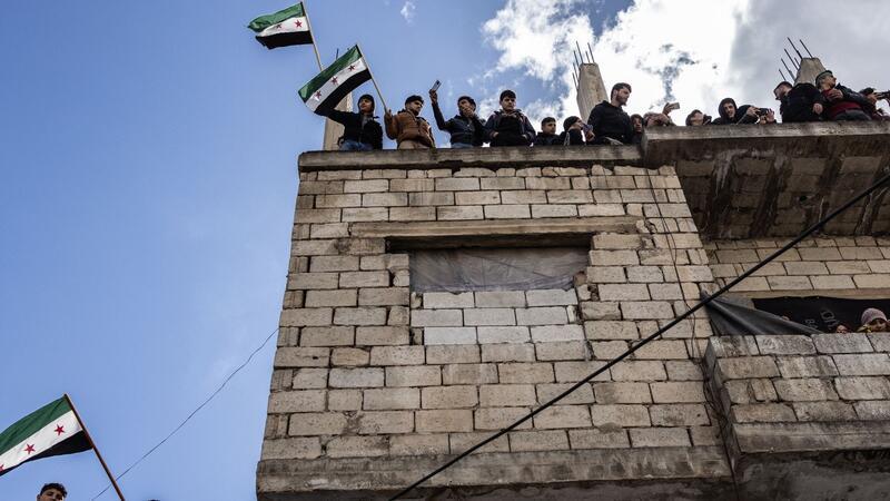 UN: Fehlende Hilfe für Syrien erhöht Migrationsdruck Syrer nehmen an einer Demonstration teil: 16,7 Millionen Menschen brauchen in Syrien humanitäre Unterstützung.