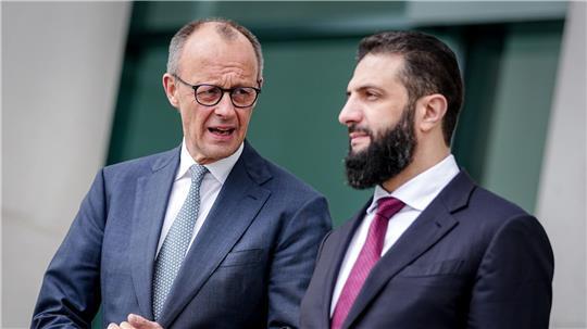 Syriens Übergangspräsident al-Scharaa (r.) holt seinen verschobenen Besuch in Berlin nach.