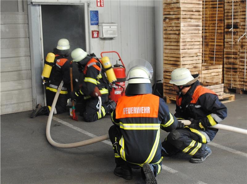 Szenario: Atemschutz-Trupp rückt vor. Die Halle des Obstkisten-Handels brennt und ist verqualmt. Foto Vasel