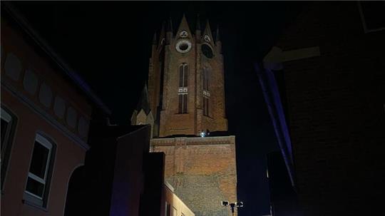 Szenario Kirchenbrand: Übungsdienst in und um St. Petri in Buxtehude am Freitagabend.
