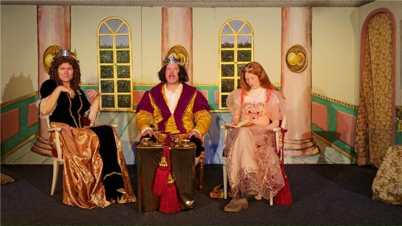 Szene aus „Die goldene Gans“- aufgeführt vom Zwergentheater „Die Märchenhaften“.