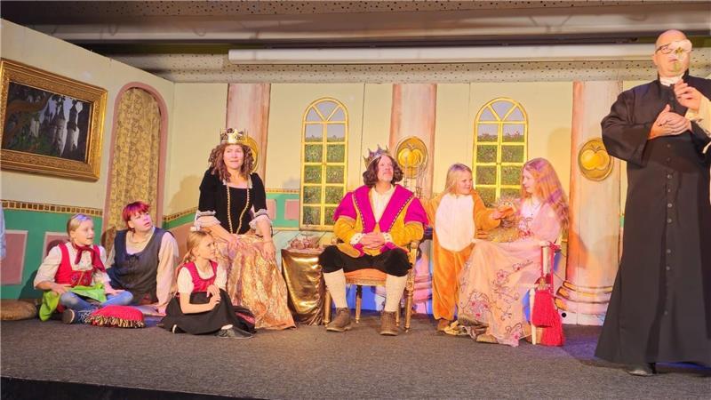 Weihnachtsmarkt in Steinkirchen mit dem Zwergentheater „Die Märchenhaften“ Szene aus „Die goldene Gans“- aufgeführt vom Zwergentheater „Die Märchenhaften“.