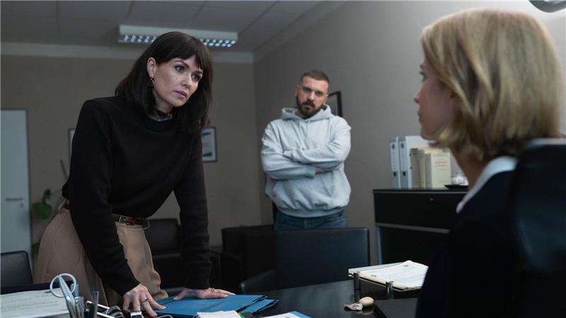 Szene aus „Tatort: Dunkelheit“ vom Hessischen Rundfunk (hr): Maryam Azadi (Melika Foroutan), Hamza Kulina (Edin Hasanović) und ihre Vorgesetzte Sandra Schatz (Judith Engel).
