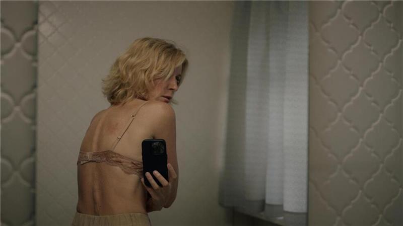 „Tatort“-Star Maria Furtwängler: „Keine Frau fühlt sich immer sicher“ Szene aus dem ARD-Drama „Bis zur Wahrheit“: Martina (Maria Furtwängler) macht Beweisfotos, nachdem sie vom Sohn ihrer besten Freundin vergewaltigt wurde.