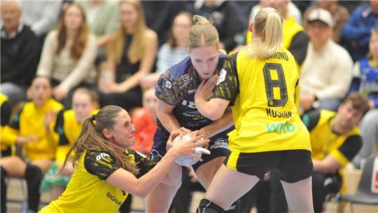 Szene aus dem Hinspiel: Die Dortmunderinnen Alicia Langer und Maraike Kusian attackieren BSV-Handballerin Johanna Andresen.