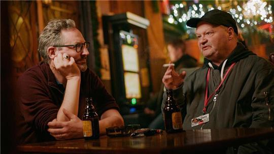 Szene aus der Dokumentation „Hirschhausen und die Macht des Alkohols“: Chris (rechts, im Gespräch mit Eckart von Hirschhausen) lebte sieben Jahre lang auf der Straße und trank bis zu drei Wodkaflaschen am Tag.