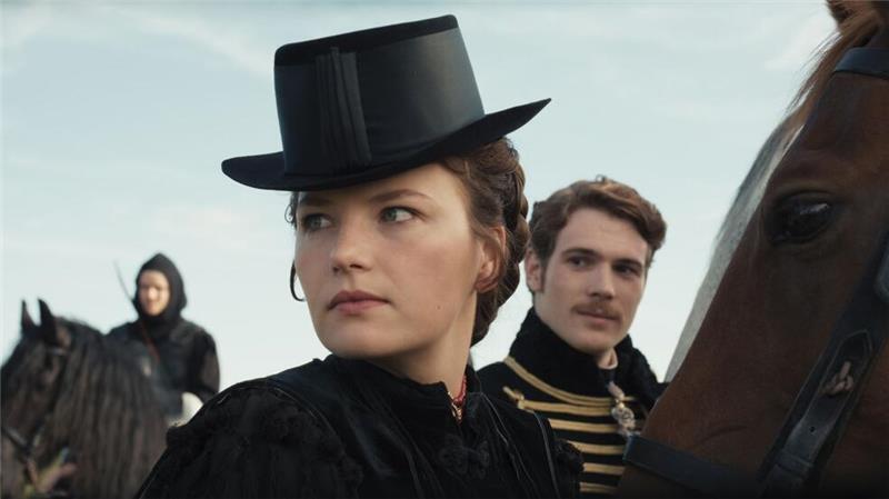 Netflix beendet Sisi-Serie „Die Kaiserin“ mit Staffel drei Szene aus der zweiten Staffel der Dramaserie „Die Kaiserin“ mit Devrim Lingnau als Sisi und Philip Froissant als Kaiser Franz Joseph I. (Bild: Netflix)