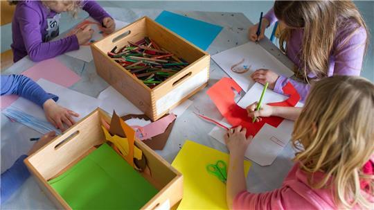 Szene aus einem Hort: Grundschülerinnen sind mit Bastelarbeiten beschäftigt. Horte werden abgeschafft, der Ganztagsbetrieb hält Einzug an den Grundschulen. Das führt zu Kritik.