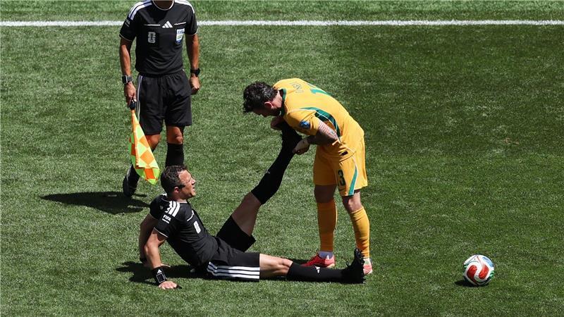 Krämpfe beim WM-Debüt: Zwayers starke Leistung getrübt Szene, die das WM-Debüt trübt: Zwayer erlitt Krämpfe.