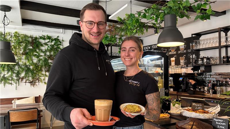 Neu in Stade: Das sind die Nachfolger von Brokelmann und Saltkråkan Szymon Krol und Anna Zerwas haben in der Stader Innenstadt das Café Butterbrot und Blattgold eröffnet.