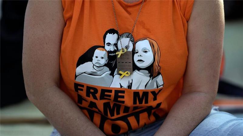 Hamas: Werden Samstag sechs Geiseln freilassen T-Shirt mit Bibas-Familie. (Archivbild)