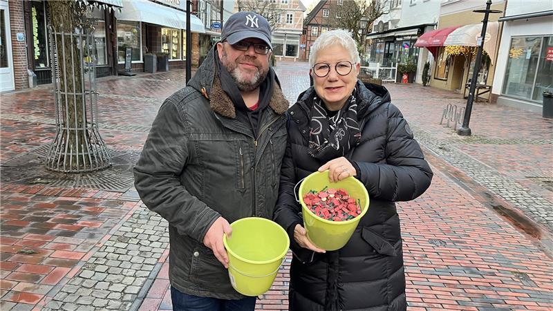 Bürgermeisterwahl: Darum unterstützen CDU und SPD parteilosen Kandidaten TAGEBLATT-Glücksschweineverkauf in der Breiten Straße in Buxtehude: Die stellvertretende Bürgermeisterin Petra Möhle und der Erste Stadtrat Ralf Dessel sind ein eingespieltes Team.