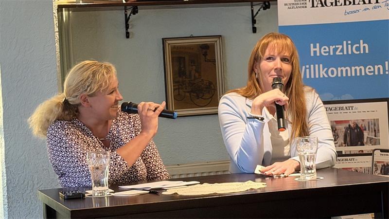 TAGEBLATT-Journalistin Miriam Fehlbus (links) im Gespräch mit Harsefelds Samtgemeindebürgermeisterkandidatin Maren Kleinschmidt.