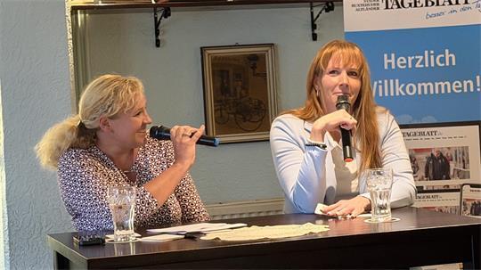 TAGEBLATT-Journalistin Miriam Fehlbus (links) im Gespräch mit Harsefelds Samtgemeindebürgermeisterkandidatin Maren Kleinschmidt.