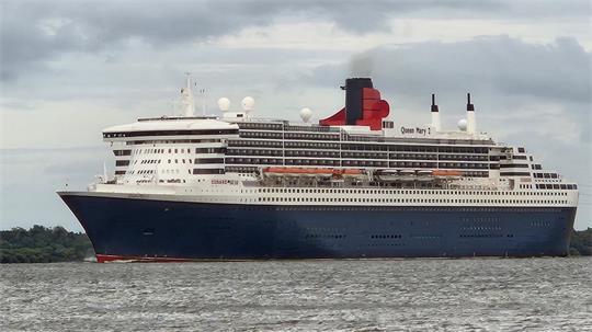 Das Kreuzfahrtschiff „Queen Mary 2“ vor Stade-Abbenfleth auf der Elbe.