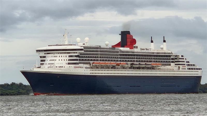 TAGEBLATT-Leser Florian Hombach hat die "Queen Mary 2" vom Abbenflether Strand aus fotografiert.