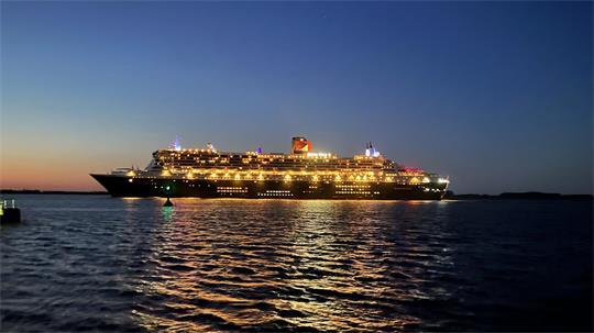 TAGEBLATT-Leser Gerd Bröhan hat die "Queen Mary 2" auf der Elbe fotografiert. (Archivbild)