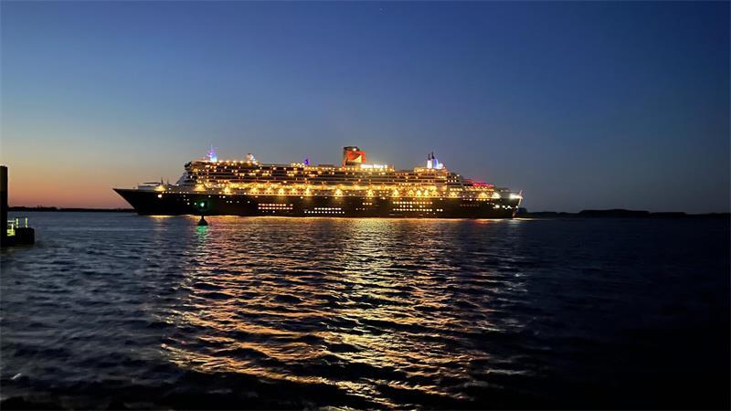 TAGEBLATT-Leser Gerd Bröhan hat die "Queen Mary 2" einst auf der Elbe fotografiert. Diese Woche bieten sich weitere Gelegenheiten für einen Schnappschuss.