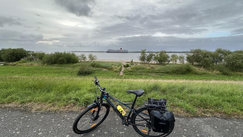 Ocean Liner auf der Elbe: „Queen Mary 2“ passiert den Landkreis Stade TAGEBLATT-Leser Jens Anderson entdeckte das Schiff während einer Fahrradtour.