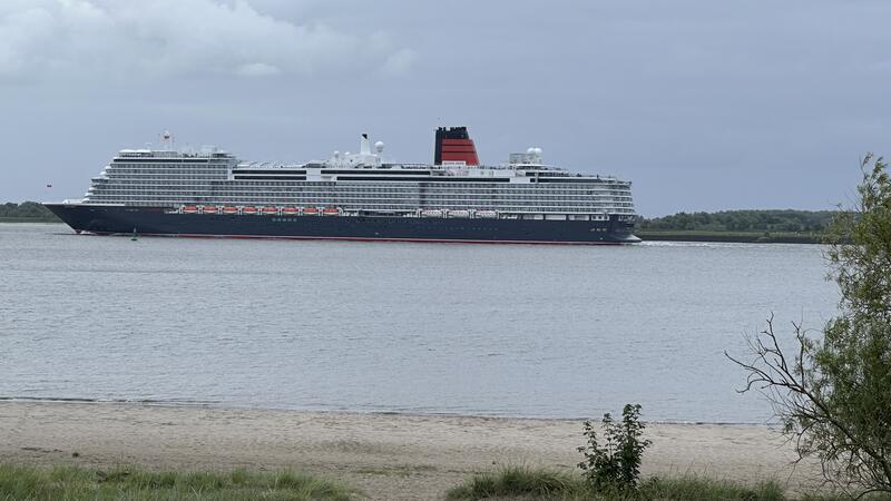 Leserfotos: Kreuzfahrtdampfer „Queen Anne“ auf der Elbe TAGEBLATT-Leser Jens Anderson hat die "Queen Anne" am Deich in Hollern-Twielenfleth fotografiert.
