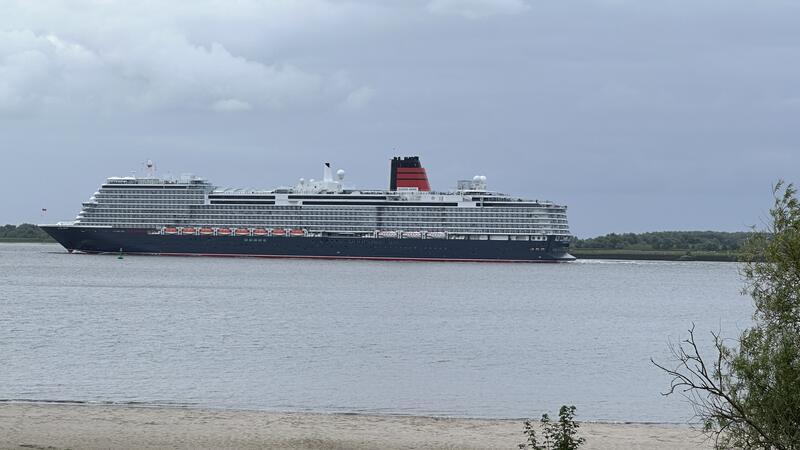 Ocean Liner auf der Elbe: „Queen Mary 2“ passiert den Landkreis Stade TAGEBLATT-Leser Jens Anderson hat die "Queen Anne" am Deich in Hollern-Twielenfleth fotografiert.
