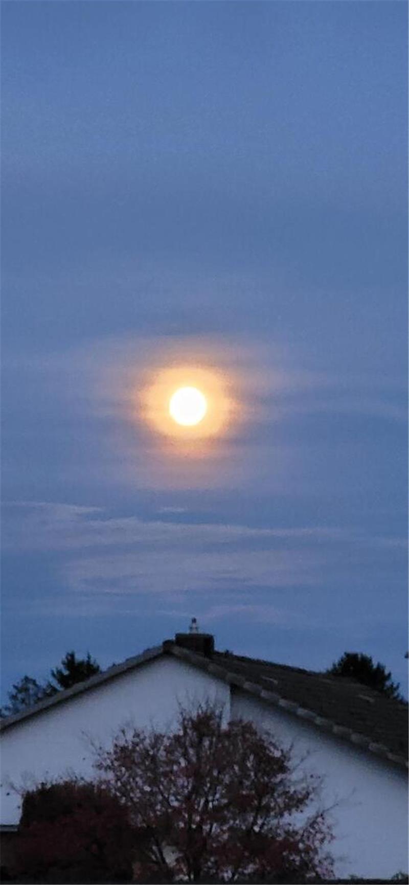 Supermond über dem Landkreis Stade: Das sind die besten Leserfotos TAGEBLATT-Leser Klaus hat das Foto aufgenommen in Buxtehude-lmmenbeck, um 17.05 Uhr, kurz bevor der Mond von den Wolken verdeckt wurde.