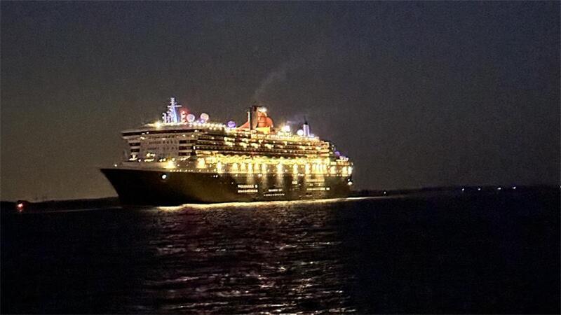 Kreuzfahrtschiff „Queen Anne“ fährt am Abend erneut am Kreis Stade entlang TAGEBLATT-Leser Philipp Schlosshardt hat die "Queen Mary 2" von Stadersand aus fotografiert. Foto: Philipp Schlosshardt