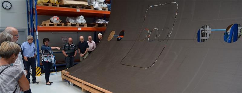 TAGEBLATT-Leser begutachten den Teil eines A350-Rumpfes im ansonsten streng verschlossenen Forschungszentrum des CFK Nord. Foto: Strüning